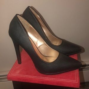 Black pumps. Size 8